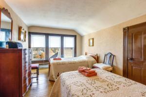Katil atau katil-katil dalam bilik di 6 Mi to Hickory Run Park Victorian Home with Porch