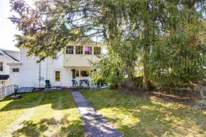 Taman di luar 6 Mi to Hickory Run Park Victorian Home with Porch