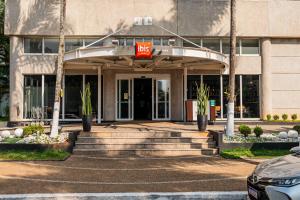 Un edificio con un gran cartel delante. en ibis Santo Andre, en Santo André