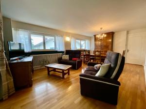 un salon avec un canapé et une table dans l'établissement La Tour du Lac, gîte bel & spacieux à côté du lac de Gerardmer, à Gérardmer