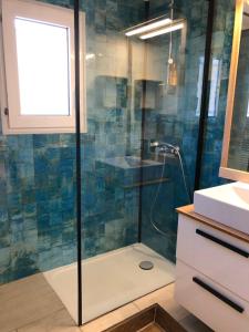 a bathroom with a shower with a glass door at *Jolie maison proche plage et lac marin, avec piscine, tennis à Soustons Plage* in Soustons