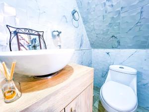 Glamping Chalet Deluxe cerca al centro de Villa de Leyva - By Serena Morena的一间浴室