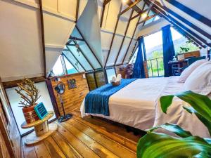 Glamping Chalet Deluxe cerca al centro de Villa de Leyva - By Serena Morena客房内的一张或多张床位