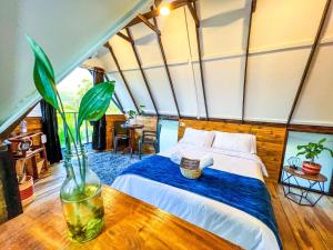 莱瓦镇Glamping Chalet Deluxe cerca al centro de Villa de Leyva - By Serena Morena的房间里有一张床的卧室