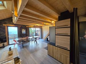 Kuchyňa alebo kuchynka v ubytovaní Chalet 10p sauna spa superbe vue