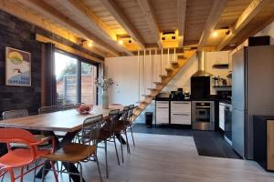 Kuchyňa alebo kuchynka v ubytovaní Chalet 10p sauna spa superbe vue
