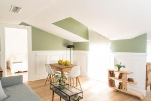 a living room with a table and chairs and a couch at Apartamentos Principe 7 in Madrid