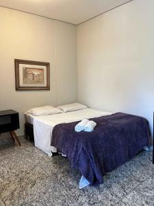 een slaapkamer met een bed met twee knuffels erop bij LK Lourdes 6 in Belo Horizonte