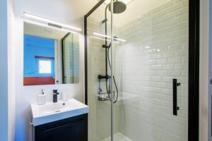 Un baño con lavabo y ducha en T2 - Terrasse - 3 min à pieds des plages- Parking privée - Clim - Wifi - 4 PAX, en La Grande-Motte 20 fotos más