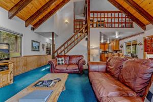 Χώρος καθιστικού στο Near Northstar Wooded Retreat with Deck & Loft