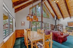 Χώρος καθιστικού στο Near Northstar Wooded Retreat with Deck & Loft