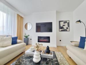 Μια τηλεόραση ή/και κέντρο ψυχαγωγίας στο Linden Avenue Apartment - self check in