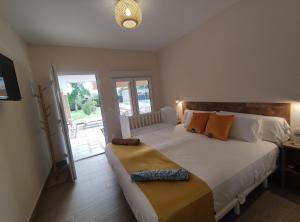 a bedroom with a large bed and a sliding glass door at Remanso de Paz cerca de Sevilla DreamerTu in Palomares del Río