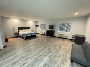 Μια τηλεόραση ή/και κέντρο ψυχαγωγίας στο Americas Best Value Inn & Suites Haltom City Ft. Worth