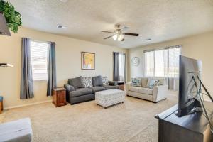 Χώρος καθιστικού στο Family-Friendly Home with Mtn View in Albuquerque!