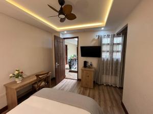 a bedroom with a bed and a ceiling fan at WR Boutique Hotel in Jardin