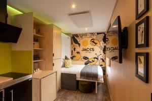 Una cama o camas en una habitación de The Birdbox - Unique Hot Tub Cabin in Millport