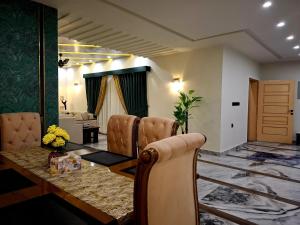 Et opholdsområde på Royal Galaxy Hotel & Residence Islamabad + 50 billeder