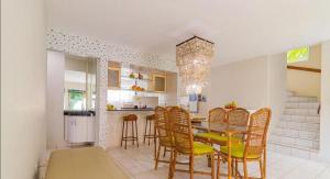 Η κουζίνα ή μικρή κουζίνα στο Casa espaçosa no Prive Baia do Cupe