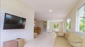 Μια τηλεόραση ή/και κέντρο ψυχαγωγίας στο Casa espaçosa no Prive Baia do Cupe