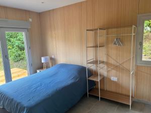 una camera con letto blu e libreria di Les balcons de la vallée de la Marne PROCHE DISNEY À Azy Sur Marne a Bonneil