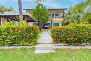 Κήπος έξω από το Casa espaçosa no Prive Baia do Cupe