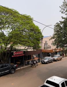 プエルトイグアスにあるHotel Don Raulの車道