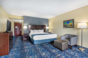 a hotel room with a bed and a chair at Best Western Plus Waynesboro in Waynesboro +40 photos