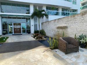 ein Gebäude mit einem Stuhl davor in der Unterkunft Condomínio MANDAI Apto 305 B Lateral em frente ao mar in Cabo Frio