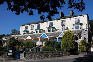 安布尔塞德Ambleside Salutation Hotel & Spa, World Hotel Distinctive的一座有石墙的白色大楼