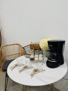 Set per la preparazione di tè e caffè presso Hotel Bombay