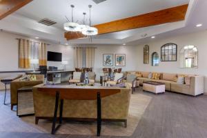 TV a/nebo společenská místnost v ubytování Best Western Phoenix Goodyear Inn
