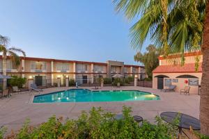 Bazén v ubytování Best Western Phoenix Goodyear Inn nebo v jeho okolí