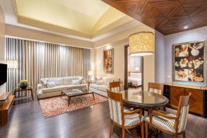 Posezení v ubytování Radisson Noida + 37 fotografií