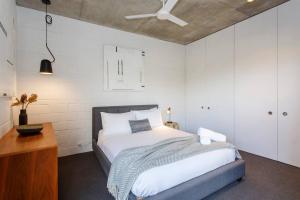 a bedroom with a bed and a ceiling fan at Knutsford Modern New Winter Warmer in Fremantle