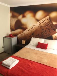una camera da letto con un letto e un dipinto sul muro di Edificio Terravina a Tarija