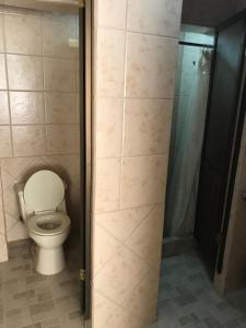 un bagno con wc e doccia in vetro di Edificio Terravina a Tarija