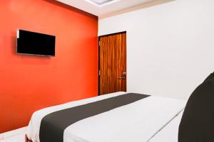 Μια τηλεόραση ή/και κέντρο ψυχαγωγίας στο Hotel O Royal Inn +49 φωτογραφίες