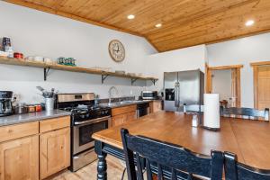 Una cocina o cocineta en Explorer's Basecamp