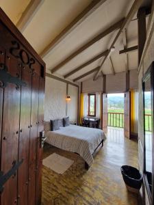 sypialnia z dużym łóżkiem w pokoju w obiekcie Coffee Tree Boutique Hostel w mieście Salento