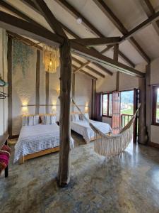 sypialnia z 2 łóżkami i hamakiem w obiekcie Coffee Tree Boutique Hostel w mieście Salento