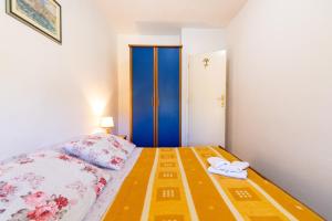 Postel nebo postele na pokoji v ubytování Apartment Zarace - Gdinj 2047b