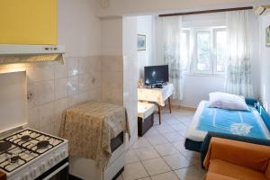 TV a/nebo společenská místnost v ubytování Apartment Zarace - Gdinj 2047b
