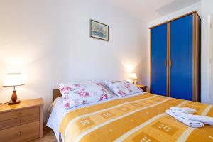 Postel nebo postele na pokoji v ubytování Apartment Zarace - Gdinj 2047b