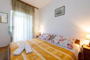 Postel nebo postele na pokoji v ubytování Apartment Zarace - Gdinj 2047b