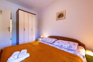 Postel nebo postele na pokoji v ubytování Apartment Zarace - Gdinj 2047b