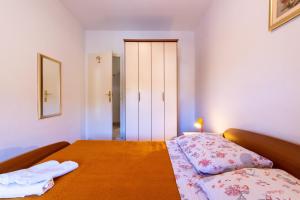 Postel nebo postele na pokoji v ubytování Apartment Zarace - Gdinj 2047b