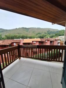 un balcone con vista sulle montagne di Flat Porto Paúba a Pauba