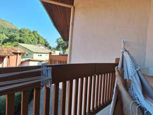 un'amaca sul balcone di una casa di Flat Porto Paúba a Pauba