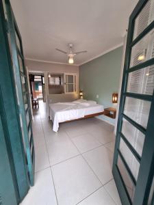 una camera con un letto e una camera con una finestra di Flat Porto Paúba a Pauba